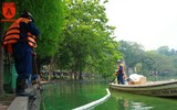 Nhiều váng xanh đậm đặc xuất hiện ở ven hồ Hoàn Kiếm